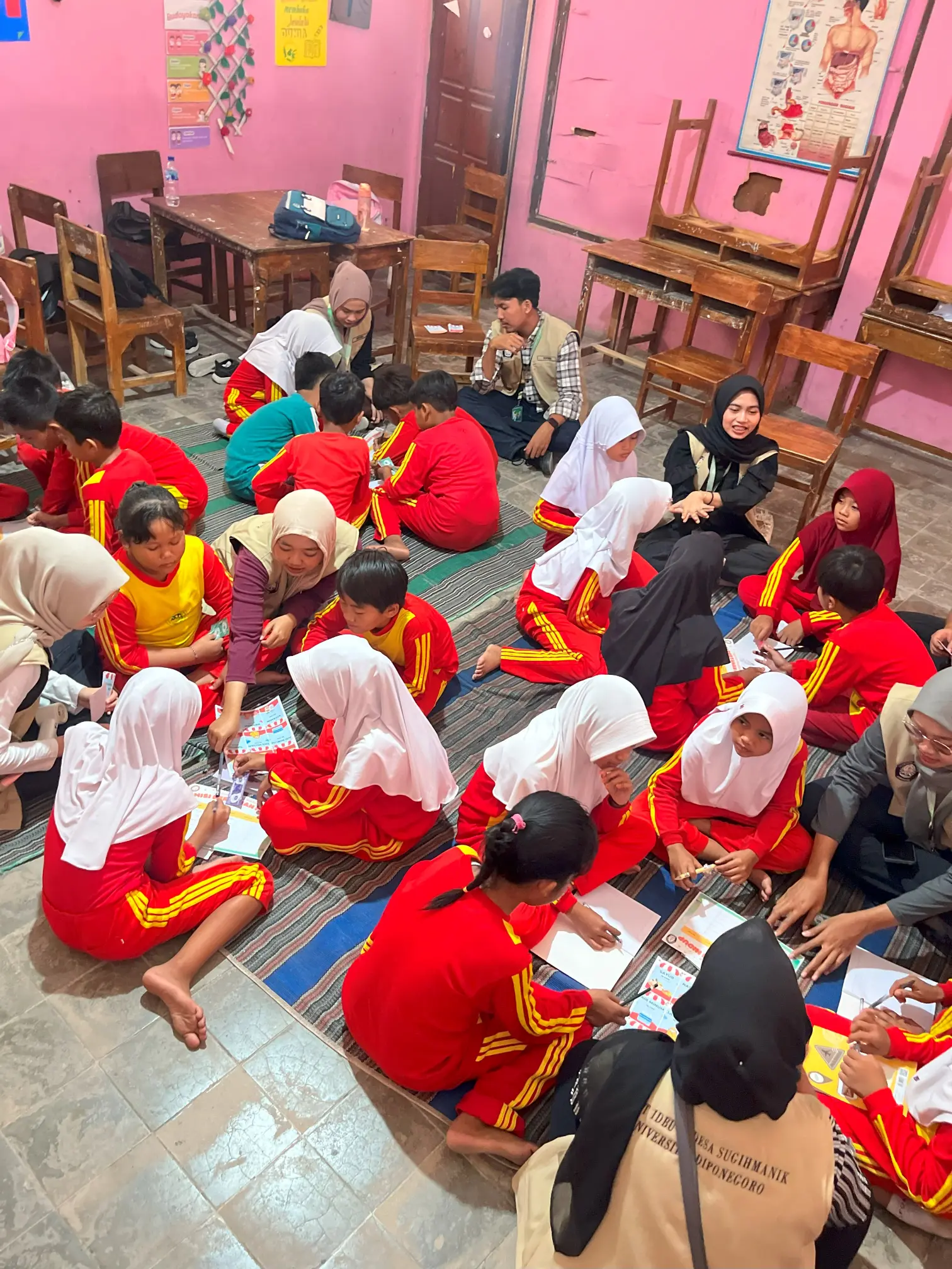 Seru dan Edukatif! Mahasiswa KKN-T UNDIP Tim 69 Latih Siswa Mengatur Keuangan dengan Simulasi Survival 1 Seru dan Edukatif! Mahasiswa KKN-T UNDIP Tim 69 Latih Siswa Mengatur Keuangan dengan Simulasi Survival