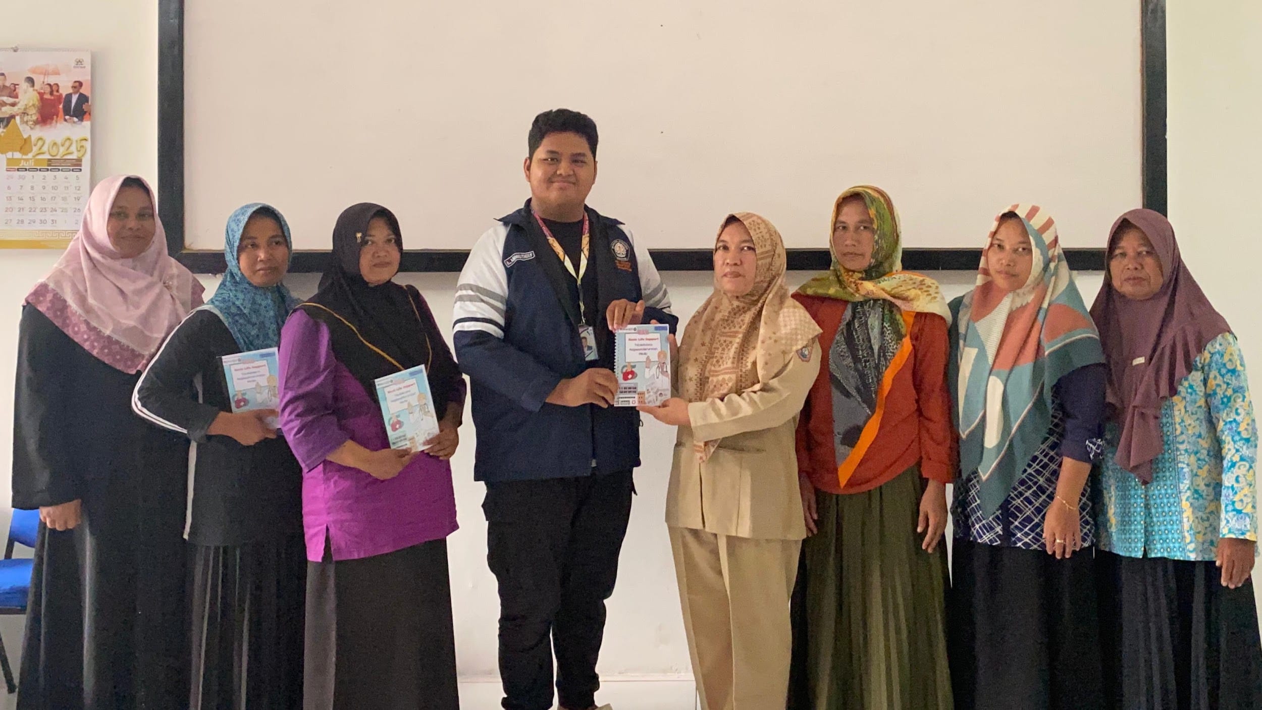 Bersama Siaga, Bersama Selamat! Mahasiswa KKN-T IDBU Undip Dampingi Kader untuk Respons Medis di Wisata Arenan Kalikesek yang Lebih Tanggap