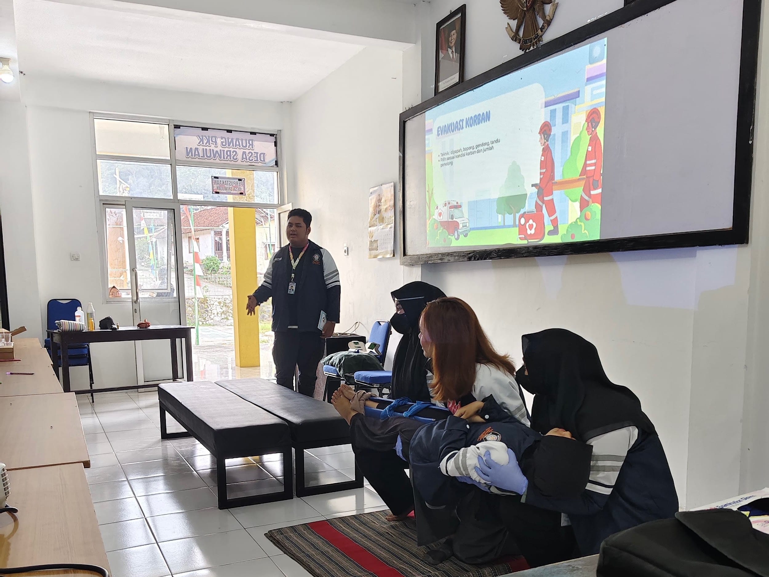 Bersama Siaga, Bersama Selamat! Mahasiswa KKN-T IDBU Undip Dampingi Kader untuk Respons Medis di Wisata Arenan Kalikesek yang Lebih Tanggap