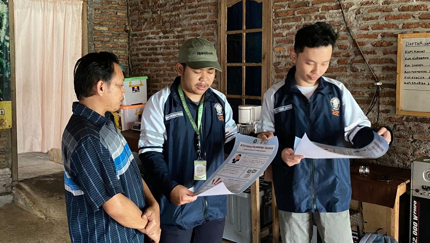 Dukung Pekerja Coffe Gedong, Mahasiswa KKN UNDIP Berikan Hibah Earmuff sebagai Bentuk Pencegahan Paparan Bising dari Mesin Pengolah Biji Kopi 1 Dukung Pekerja Coffe Gedong, Mahasiswa KKN UNDIP Berikan Hibah Earmuff sebagai Bentuk Pencegahan Paparan Bising dari Mesin Pengolah Biji Kopi