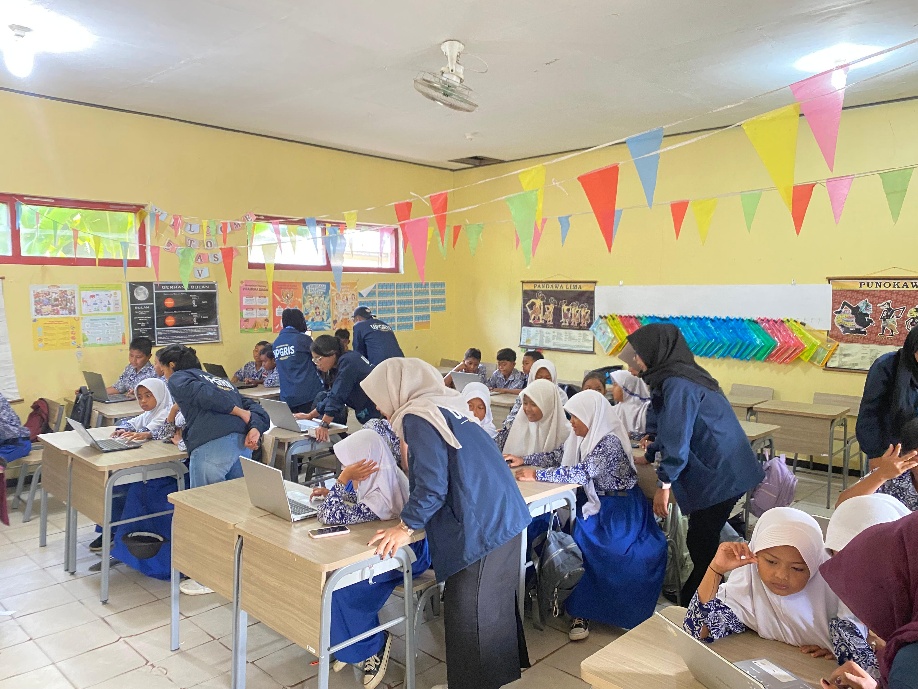 Mahasiswa KKN UPGRIS di Dukuh Kapuran Kenalkan Pembelajaran Coding di SD Negeri 2 Karimunjawa 1 Mahasiswa KKN UPGRIS di Dukuh Kapuran Kenalkan Pembelajaran Coding di SD Negeri 2 Karimunjawa