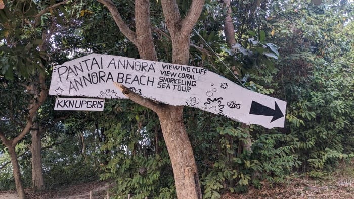 Mahasiswa KKN UPGRIS Pasang Reflektor, Plang Kebersihan, dan Petunjuk Arah wisata di Dusun Cikmas