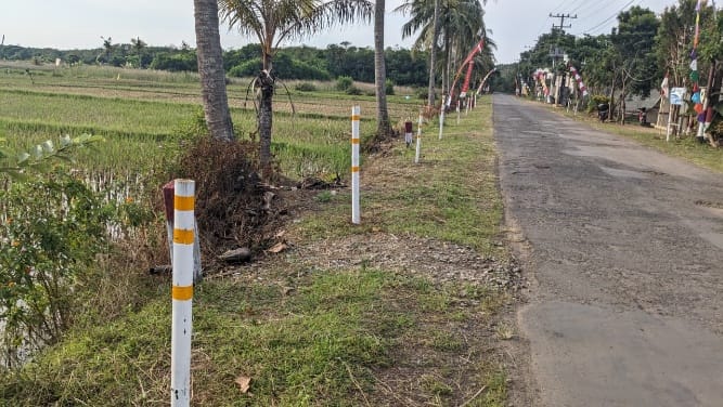 Mahasiswa KKN UPGRIS Pasang Reflektor, Plang Kebersihan, dan Petunjuk Arah wisata di Dusun Cikmas