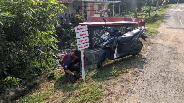 Mahasiswa KKN UPGRIS Pasang Reflektor, Plang Kebersihan, dan Petunjuk Arah wisata di Dusun Cikmas