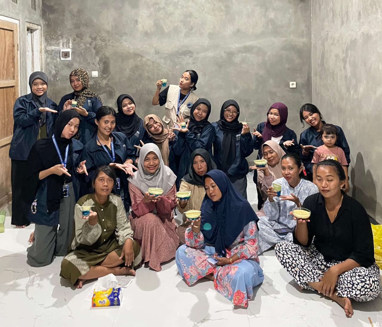 Mahasiswa KKN UPGRIS Manfaatkan Minyak Jelantah Jadi Lilin Aromaterapi Bersama Ibu-Ibu PKK Dusun Kapuran