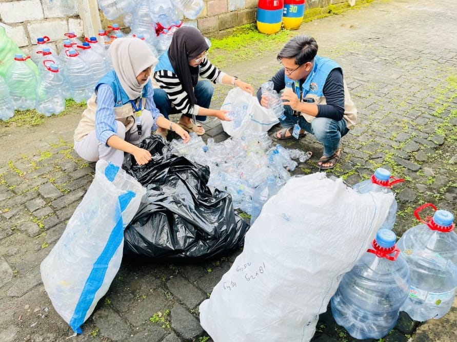 Dukung Program "Semarang Bersih" Ibu Wali Kota, KKN UPGRIS Kelompok 29 Gencarkan Pilah Sampah di Pedurungan Lor