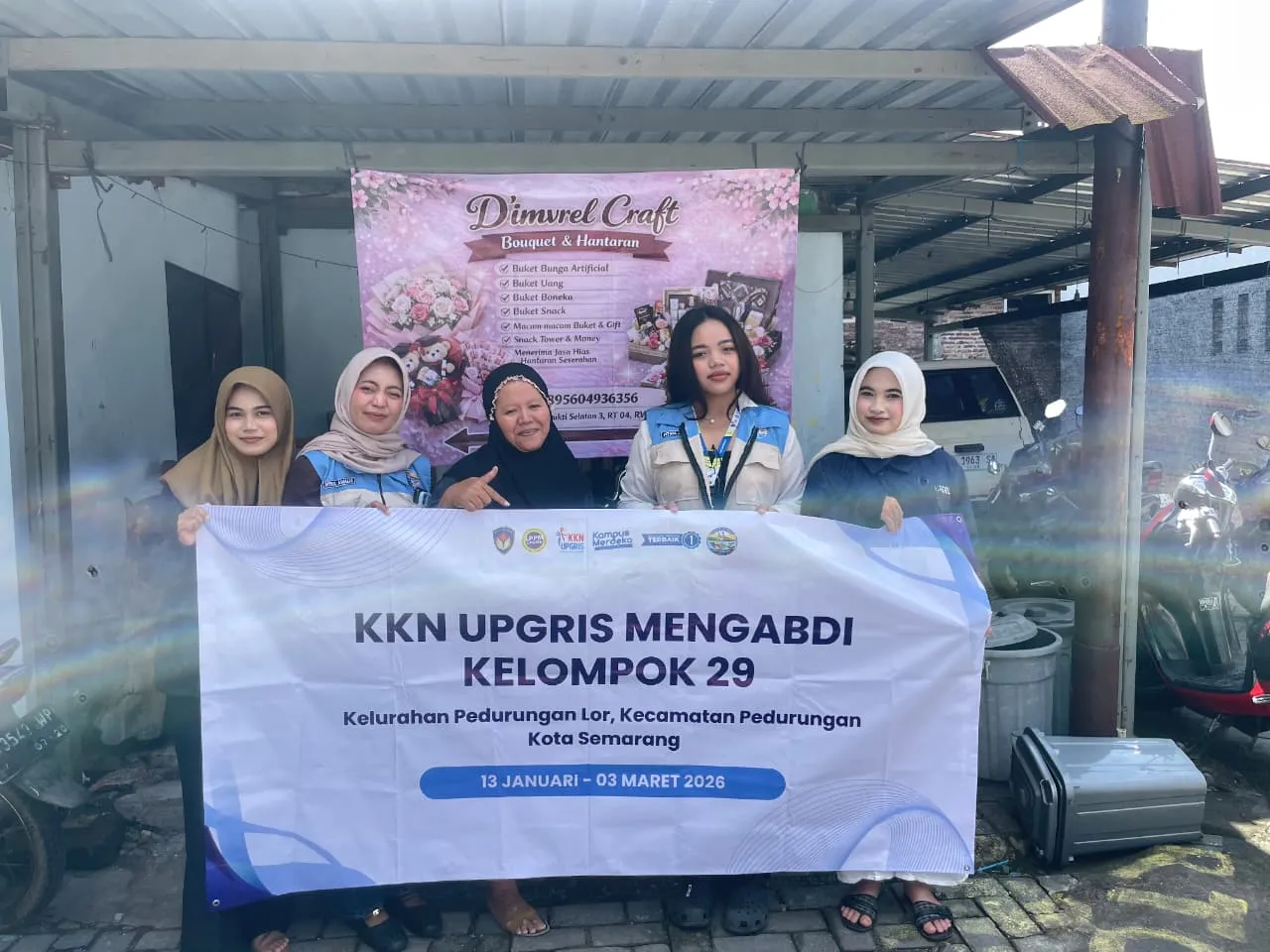 Perkuat Branding Lokal, KKN UPGRIS Kelompok 29 Lakukan Pembaharuan Desain MMT dan Stiker Produk UMKM Pedurungan Lor