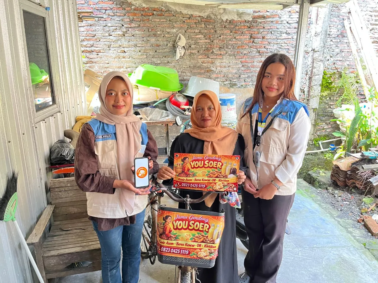 Perkuat Branding Lokal, KKN UPGRIS Kelompok 29 Lakukan Pembaharuan Desain MMT dan Stiker Produk UMKM Pedurungan Lor