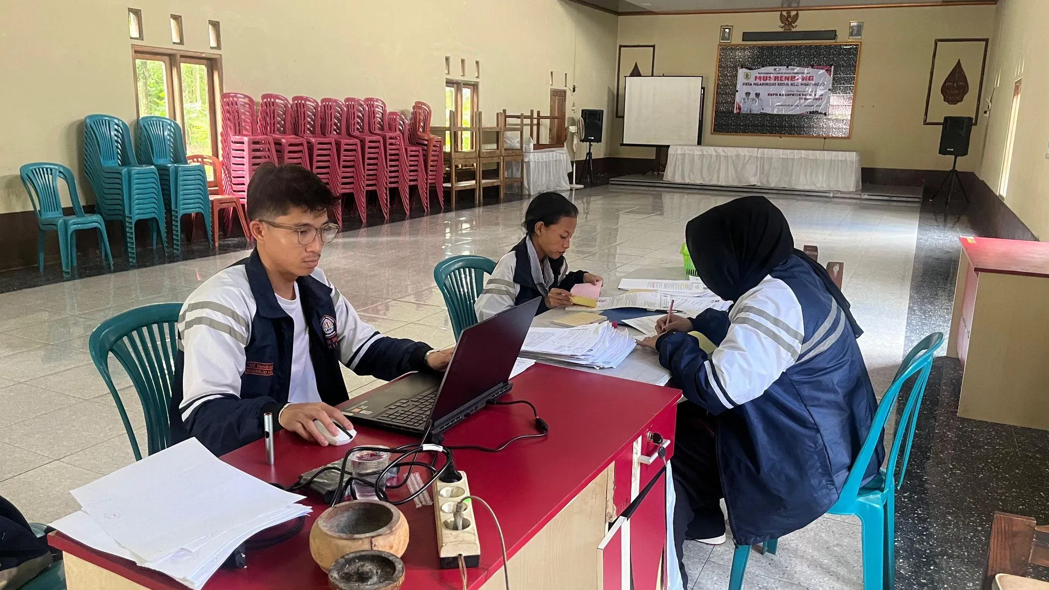 Mahasiswa KKN Undip Dukung Tertib Administrasi Desa melalui Penguatan Pembukuan dan Pengarsipan Data Keuangan di Desa Ngadirojo Kidul