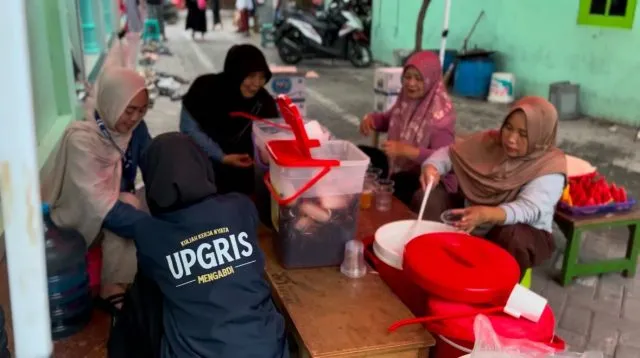 Mahasiswa KKN UPGRIS Berpartisipasi dalam Pengajian dan Buka Bersama, Pererat Kedekatan dengan Warga di Masjid Roudlatul Muttaqin