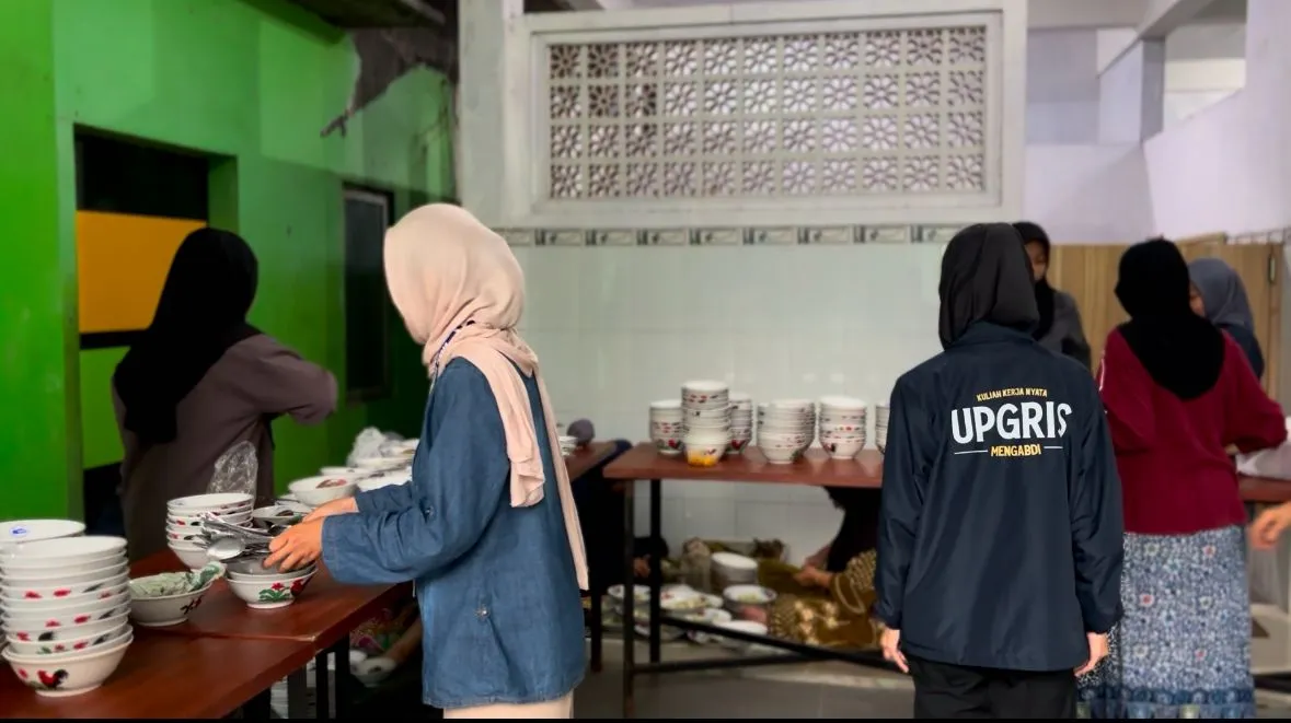 Mahasiswa KKN UPGRIS Berpartisipasi dalam Pengajian dan Buka Bersama, Pererat Kedekatan dengan Warga di Masjid Roudlatul Muttaqin