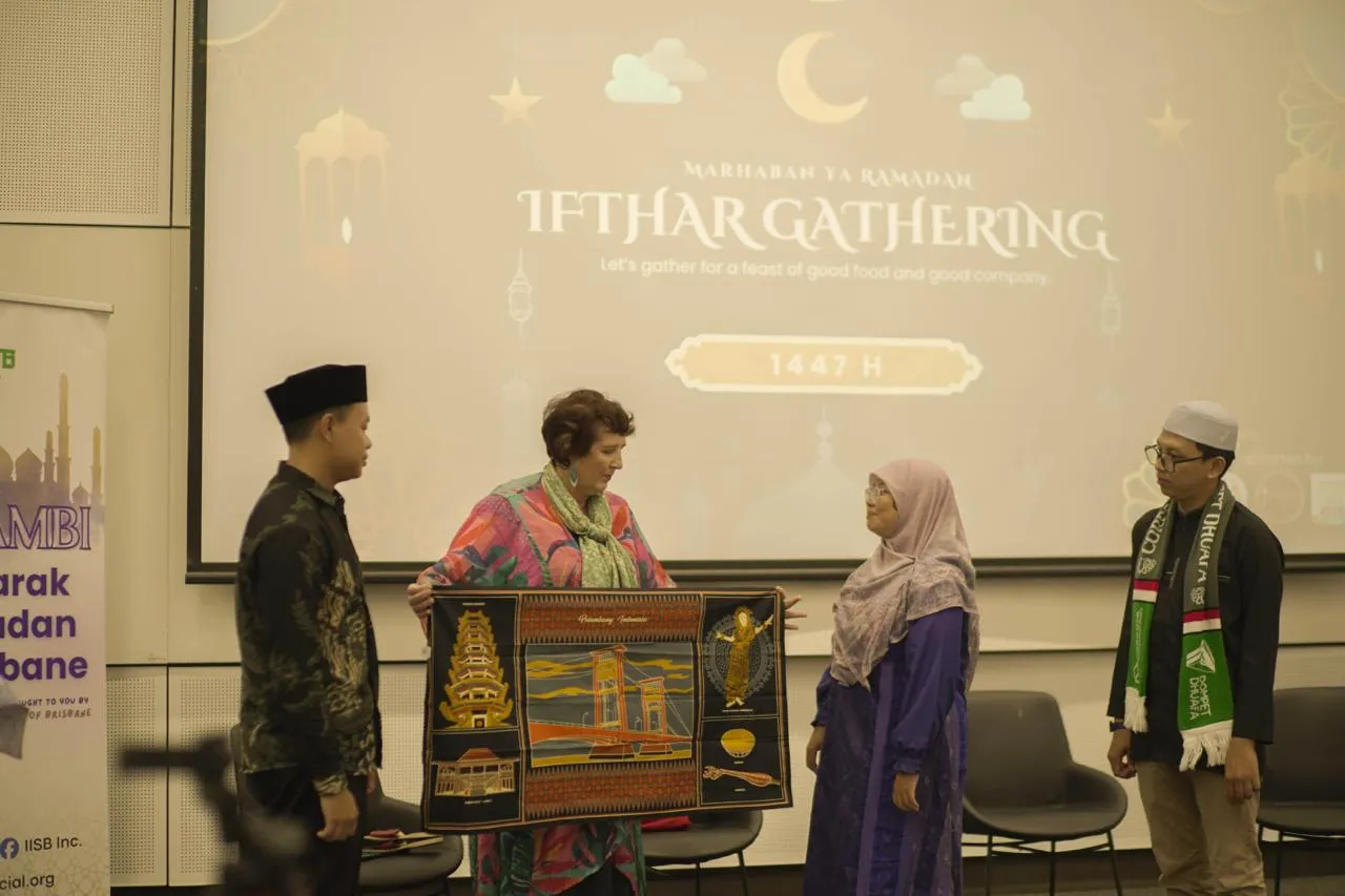 Hangatnya Ramadan di Australia: Menteri Queensland dan Lebih dari 400 Diaspora Indonesia Hadiri Ifthar Gathering SERAMBI 2026 di University of Queensland 3 Cinderamata khas Indonesia untuk Menteri Fiona. (Foto: Abid Khofif/IISB)