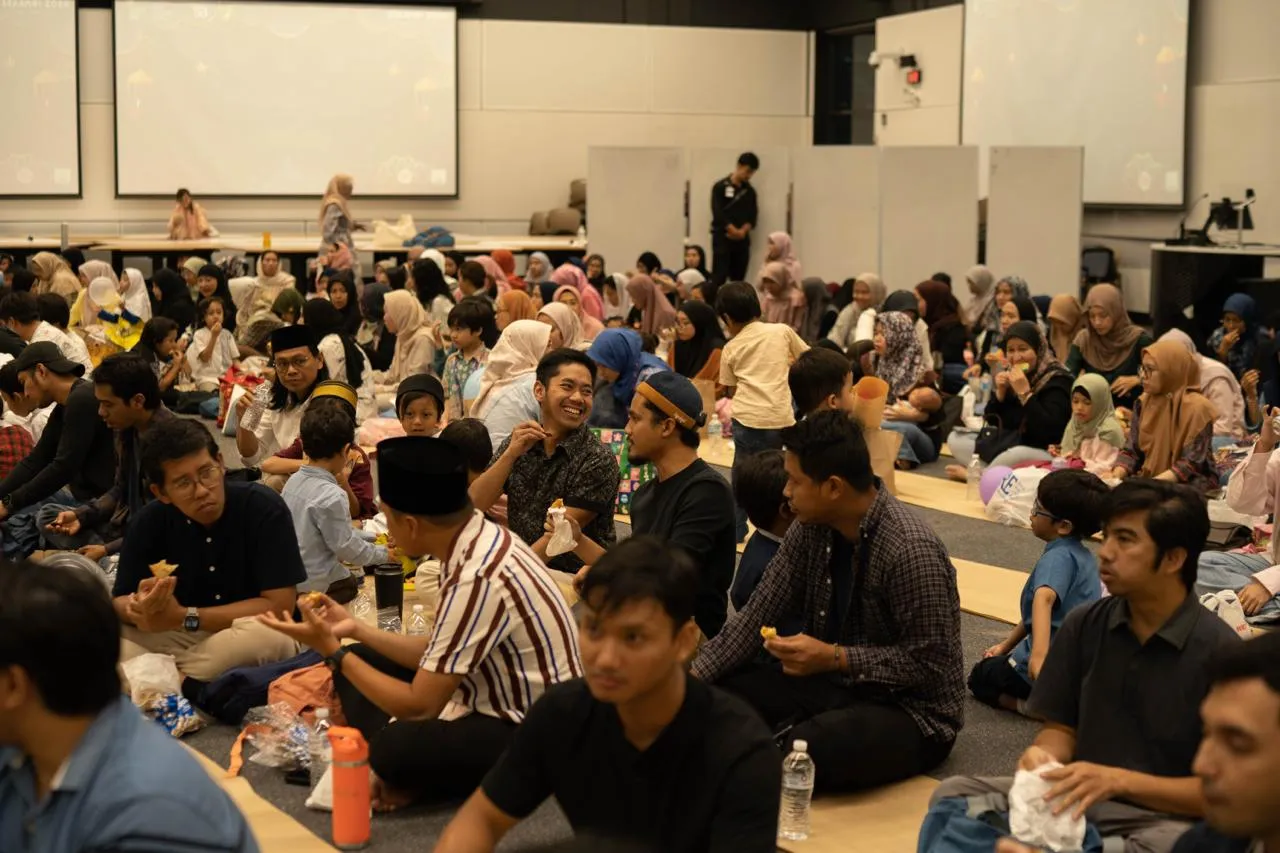 Hangatnya Ramadan di Australia: Menteri Queensland dan Lebih dari 400 Diaspora Indonesia Hadiri Ifthar Gathering SERAMBI 2026 di University of Queensland 4 Diaspora Indonesia bercengkerama satu sama lain. (Foto: Abid Khofif/IISB)