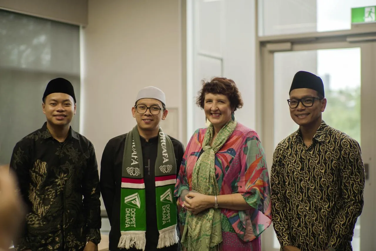 Hangatnya Ramadan di Australia: Menteri Queensland dan Lebih dari 400 Diaspora Indonesia Hadiri Ifthar Gathering SERAMBI 2026 di University of Queensland 2 Menteri Fiona bersama Presiden IISB dan Tim pada Ifthar Gathering SERAMBI 2026. (Foto: Abid Khofif/IISB)