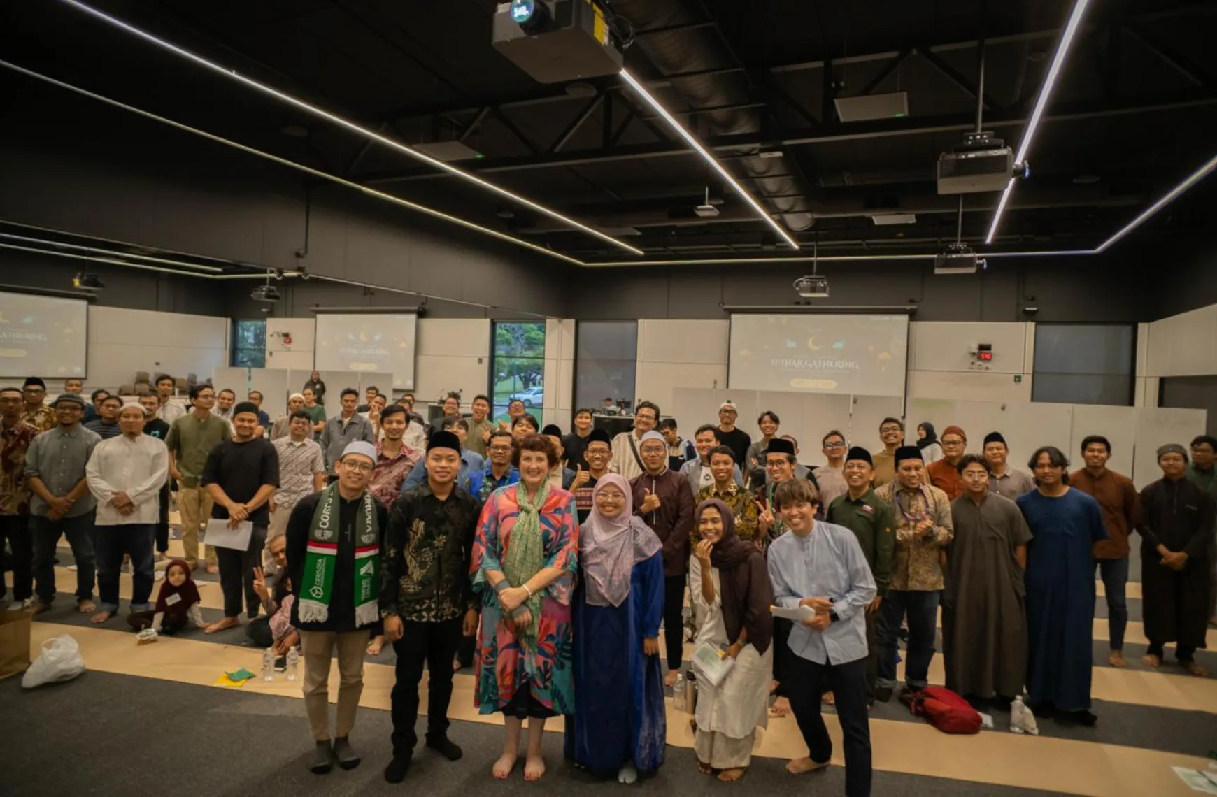 Hangatnya Ramadan di Australia: Menteri Queensland dan Lebih dari 400 Diaspora Indonesia Hadiri Ifthar Gathering SERAMBI 2026 di University of Queensland 1 Menteri Fiona foto bersama peserta Ifthar Gathering SERAMBI 2026 di University of Queensland. (Foto: Abid Khofif/IISB)