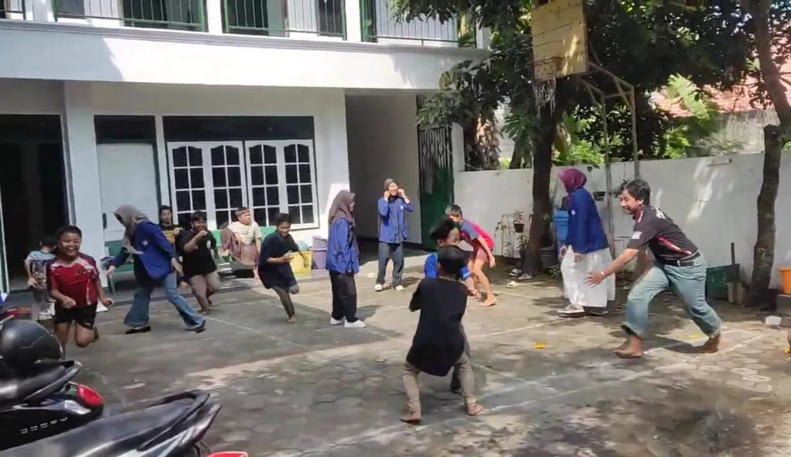 Mahasiswa UNY Perkuat Inklusi Sosial Anak Panti Asuhan Al Wahhaab Sinar Melati 11 Lewat Permainan Tradisional sebagai Wujud SDGs 10
