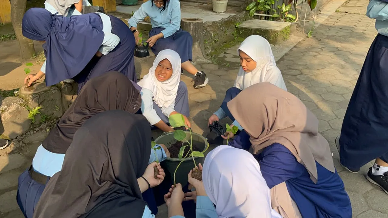 Tanam Sehat, Tumbuh Cerdas! Mahasiswa UNY Wujudkan Kebun Gizi Sekolah Berbasis Kearifan Lokal bersama Siswa SD Negeri Puren 3 Tanam Sehat, Tumbuh Cerdas! Mahasiswa UNY Wujudkan Kebun Gizi Sekolah Berbasis Kearifan Lokal bersama Siswa SD Negeri Puren