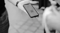 claudio-schwarz-VaeGMpaSlck-unsplash Dampak Negatif Penggunaan QRIS terhadap Pedagang Kecil di Era Digital
