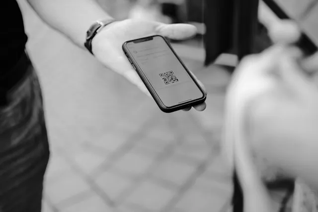 claudio-schwarz-VaeGMpaSlck-unsplash Dampak Negatif Penggunaan QRIS terhadap Pedagang Kecil di Era Digital