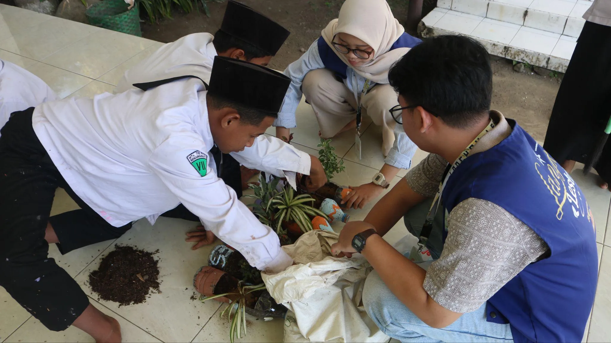 Lewat Langkah Lestari 3.0, Mahasiswa UNAIR Wujudkan Lingkungan Asri Melalui Vertical Garden di MTS The Noor Mojokerto