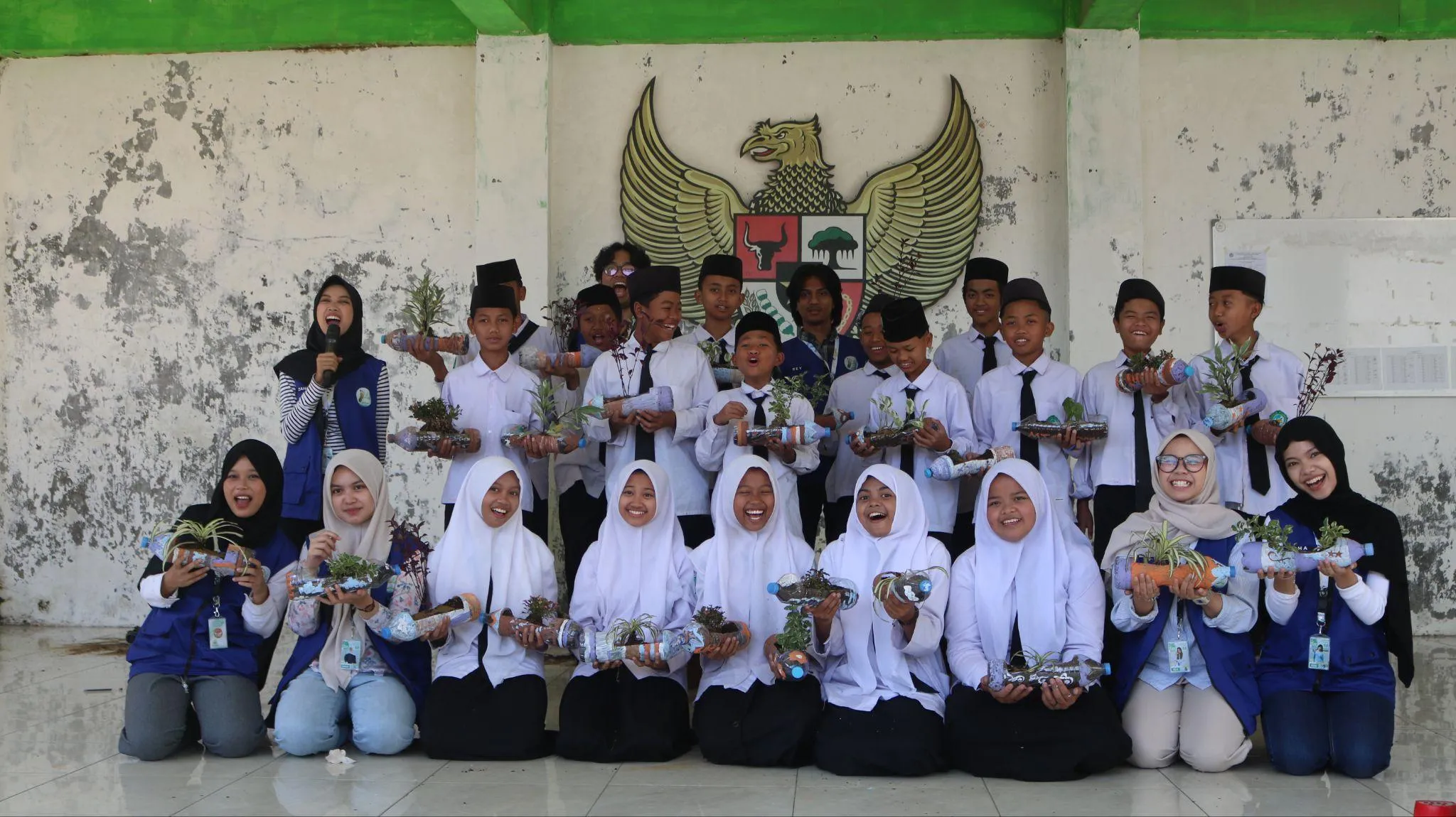 Lewat Langkah Lestari 3.0, Mahasiswa UNAIR Wujudkan Lingkungan Asri Melalui Vertical Garden di MTS The Noor Mojokerto