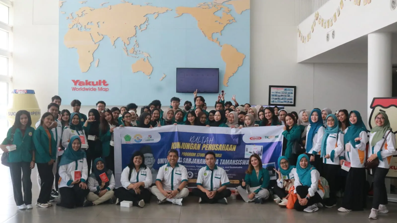 Mahasiswa Universitas Sarjanawiyata Tamansiswa Lakukan Lunjungan ke PT. Yakult Persada Mojokerto